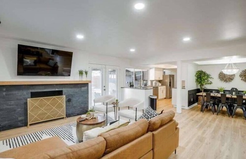 Northwest Dallas House | Elegant 6BR Pool Oasis with Game Room & Hot Tub Retreat