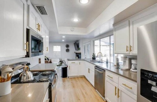 Northwest Dallas House | Elegant 6BR Pool Oasis with Game Room & Hot Tub Retreat