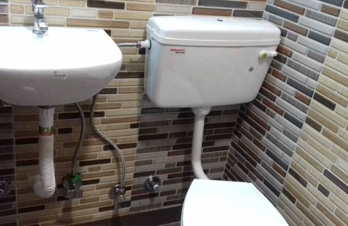 Lajpat Nagar House | Safe and Scenic Hotel Near Lake with Breakfast Included