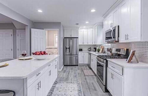 Plainfield House | Elegant Posh Living Cozy Haven with Pool & Breakfast