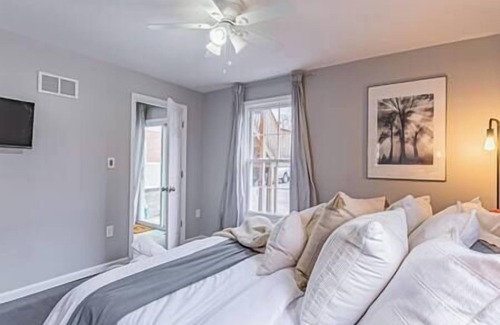 Plainfield House | Elegant Posh Living Cozy Haven with Pool & Breakfast