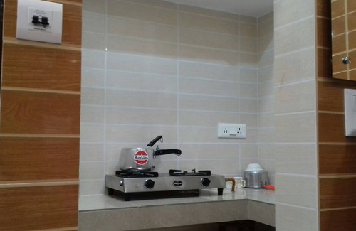 Lajpat Nagar Apartment | Elegant Lajpat Nagar Room with Breakfast & Kitchen Amenities
