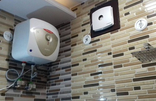 Lajpat Nagar Apartment | Elegant Lajpat Nagar Room with Breakfast & Kitchen Amenities