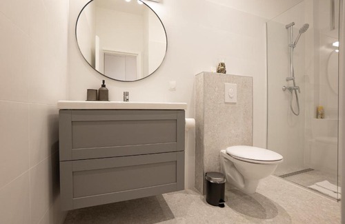 Neulerchenfeld Apartment | Guest Rated 10/10: Modern Studio with King-Size Comfort
