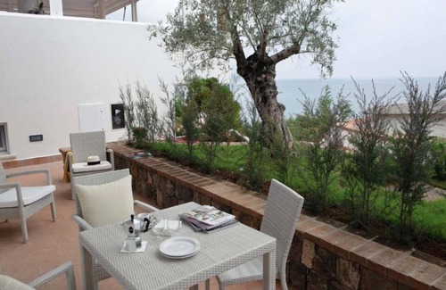 Villammare Apartment | Posidonia: Serene Apartment with Sea View & Infinity Pool