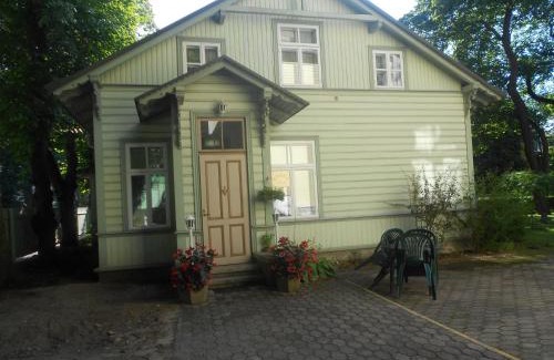 Kadriorg House | Relax at Poska Villa Guesthouse with Oceanfront Bliss