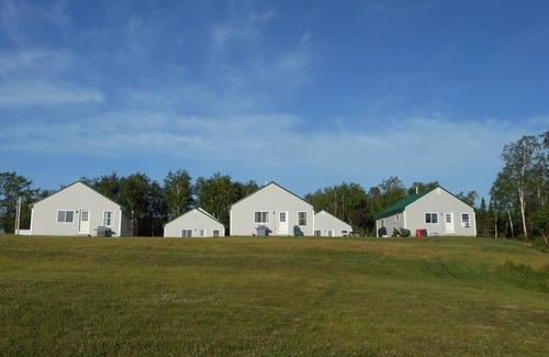 Shirley Cabin | Cozy Post and Beam Cabin with Pool & Breakfast Included