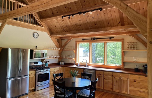 Waitsfield Apartment | Discover the Post and Beam Carriage House in Mad River Valley