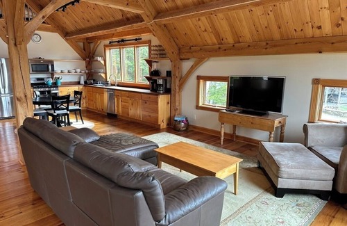 Waitsfield Apartment | Discover the Post and Beam Carriage House in Mad River Valley