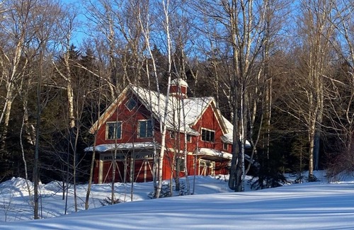Waitsfield Apartment | Discover the Post and Beam Carriage House in Mad River Valley