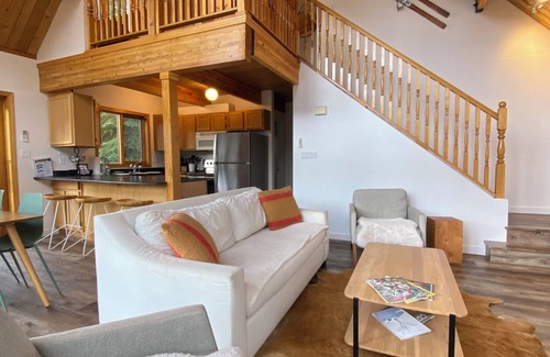 Okanagan-Similkameen Ski Chalet | Family-Friendly Post & Beam Chalet with Hot Tub at Apex
