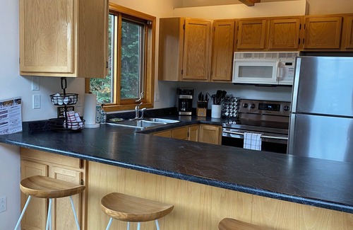 Okanagan-Similkameen Ski Chalet | Family-Friendly Post & Beam Chalet with Hot Tub at Apex