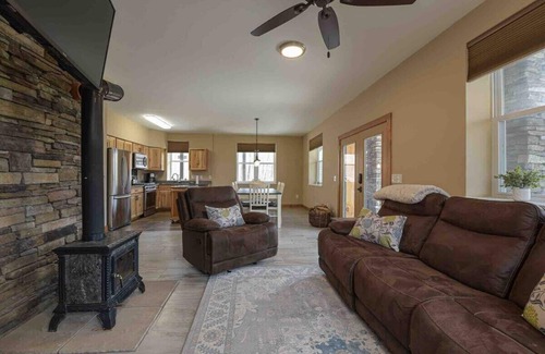 Black Mountain Apartment | Perfect Two-Bedroom Mountain Retreat with Private Hot Tub