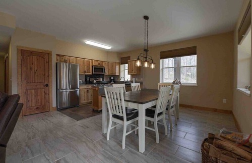 Black Mountain Apartment | Perfect Two-Bedroom Mountain Retreat with Private Hot Tub