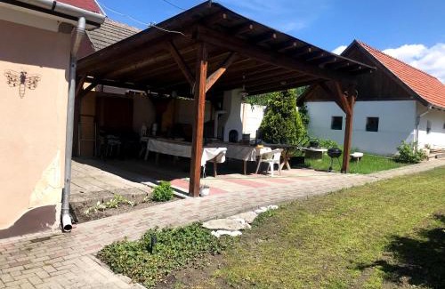 Kisgyor House | Cozy Postakocsi Vendégház Kisgyőr: Family-Friendly Retreat