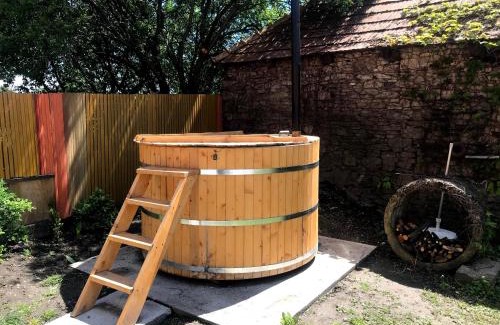 Kisgyor House | Cozy Postakocsi Vendégház Kisgyőr: Family-Friendly Retreat