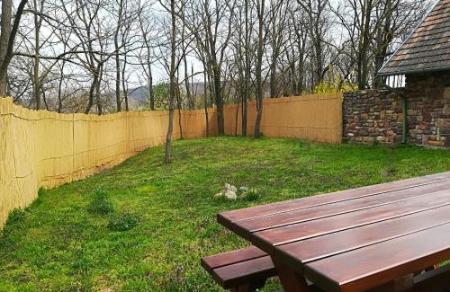 Salfold Apartment | Guest Rated 10/10 at Postaláda Vendégház – Family-Friendly Stay