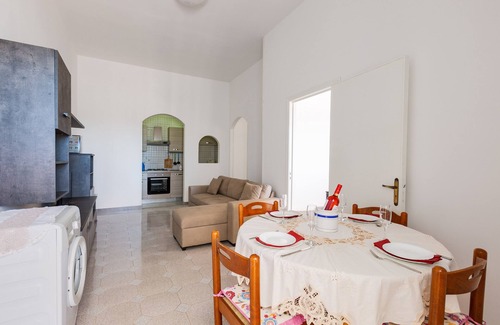 Posto Rosso Apartment | Family-Friendly 1187 VPS Trilo PP 2 with Kitchen & Breakfast