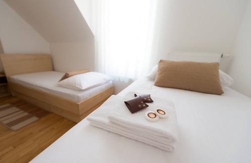 Postojna House | Discover Postojna Cave Rooms & Apartments with Spa Amenities
