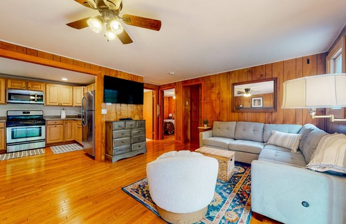 Jamaica House | Discover Potter's Place: Mountain Views & Pet-Friendly Amenities