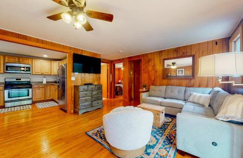 Jamaica House | Pet-Friendly Getaway at Potter's Place for Families