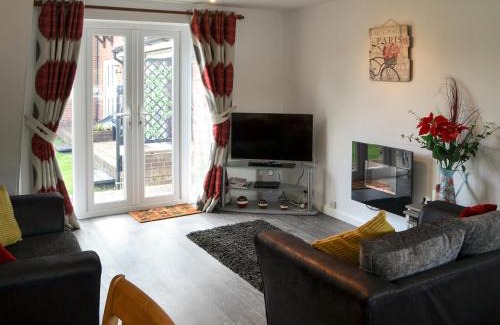 Wroxham House | Welcoming Pottergate Cottage: Family-Friendly Retreat