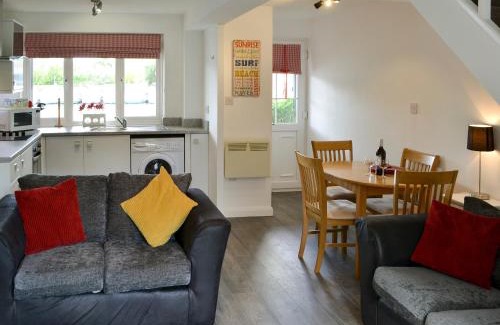 Wroxham House | Welcoming Pottergate Cottage: Family-Friendly Retreat