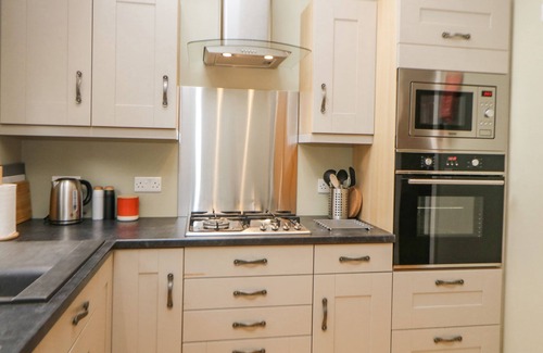 Fulwood Cottage | Family-Friendly Potter’s Cottage with Garden in Sheffield