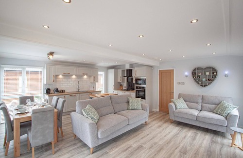 Troutbeck Bridge Cabin | Potters Lodge: Ideal Retreat with Spa & Pet-Friendly Comfort