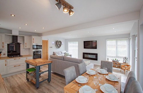 Troutbeck Bridge Cabin | Potters Lodge: Ideal Retreat with Spa & Pet-Friendly Comfort