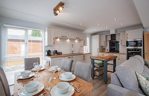 Troutbeck Bridge Cabin | Potters Lodge: Ideal Retreat with Spa & Pet-Friendly Comfort