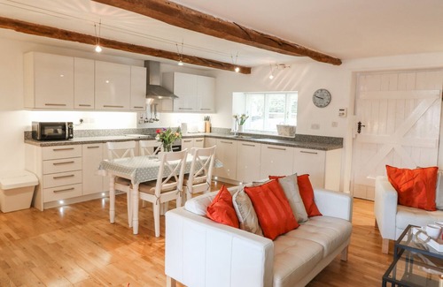 Branscombe Cottage | Cozy Pottery Barn: Pet-Friendly Retreat with Open Fire