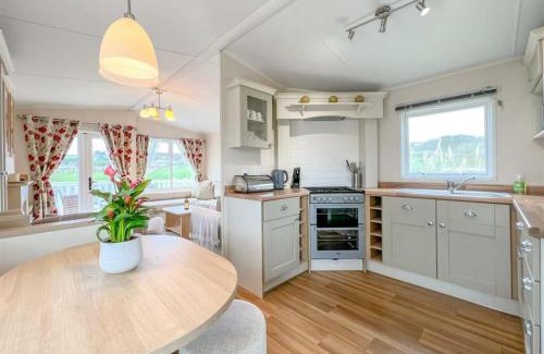 Praa Sands Ski Chalet | Cozy Pottsville Cabin: 2-Bed Retreat Near Praa Sands Beach