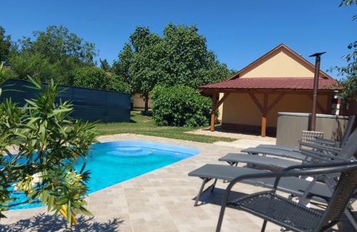 Tiszafured Apartment | Top-Rated Potyka Apartman: Ocean View & Pet-Friendly Stay