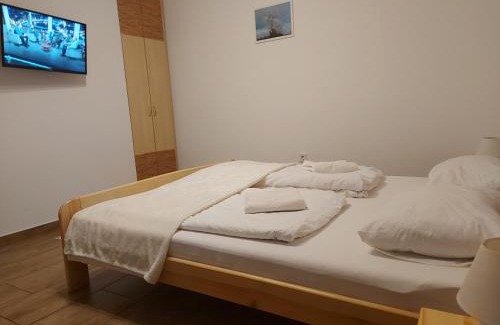 Tiszafured Apartment | Top-Rated Potyka Apartman: Ocean View & Pet-Friendly Stay