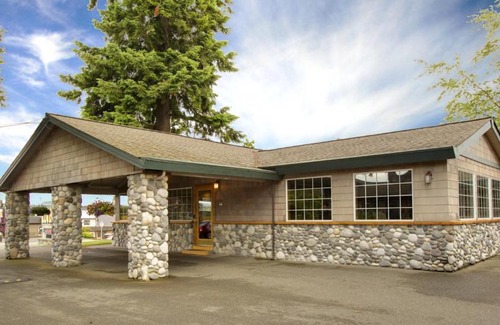 Poulsbo Hotel | Welcoming Poulsbo Inn & Suites: Oceanfront Comfort Awaits