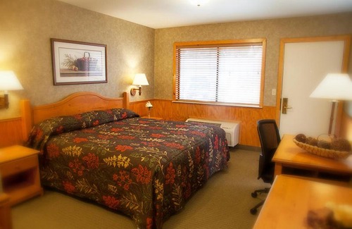Poulsbo Hotel | Welcoming Poulsbo Inn & Suites: Oceanfront Comfort Awaits