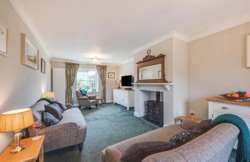 Holt House | Guest Rated: 9.3 at Pound Cottage - Family-Friendly Retreat