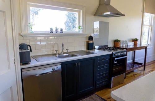 Miners Rest Cottage | Cozy Pound Hill Cottage: Ideal Country Retreat with Breakfast