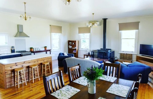 Miners Rest Cottage | Cozy Pound Hill Cottage: Ideal Country Retreat with Breakfast