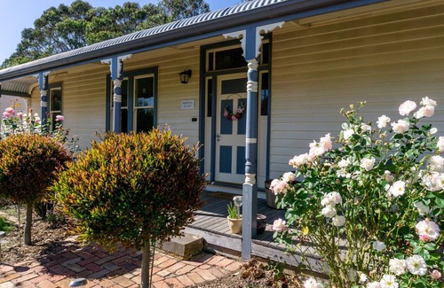 Miners Rest Cottage | Cozy Pound Hill Cottage: Ideal Country Retreat with Breakfast