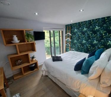 East Meon Bed & Breakfast | Exceptional Pound Orchard Bed and Breakfast with Hot Tub