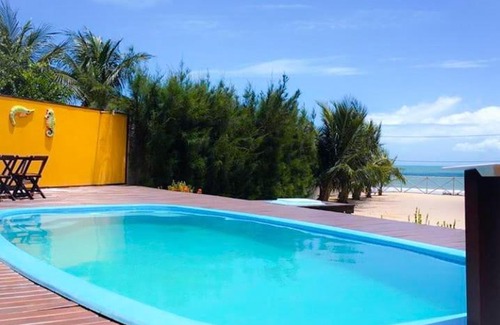Baleia Hotel | Relax at Pousada Altas Horas Beach Club with Pool & Breakfast