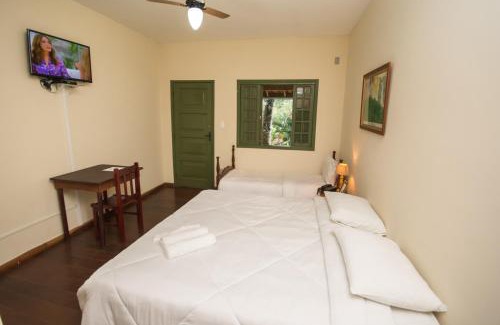 Esplanada do Cruzeiro Hotel | Discover Pousada Arara: Oceanfront Retreat with Pool Access