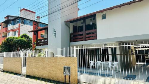 Ponta das Canas Apartment | Pet-Friendly Pousada Azaléias with Ocean Views & Kitchen