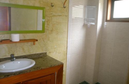 Setiba Hotel | Inviting Pousada Bem Te Vi with Pool and Oceanfront Views