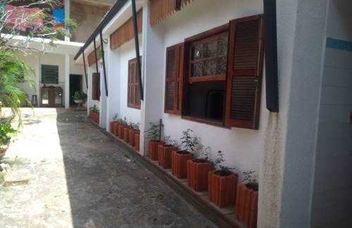 Campina do Monte Alegre Hotel | Discover Pousada Canto da Praça: Family-Friendly Stays