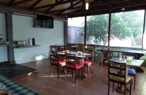 Pontal do Parana Hotel | Pet-Friendly Pousada Caminho das Ilhas with Pool Access