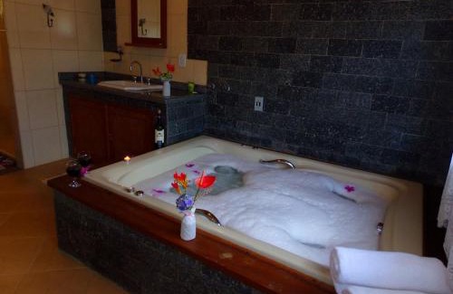 Centro Hotel | Discover Pousada Canário Da Terra: Pool & Hot Tub Haven