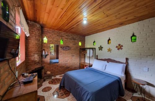 Conceicao do Ibitipoca House | Cozy Chalés Canto da Serra: Fireplace & Family-Friendly Stays